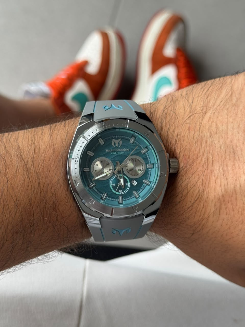 Tchmrn 2027 Goma Gris - Fondo Azul
