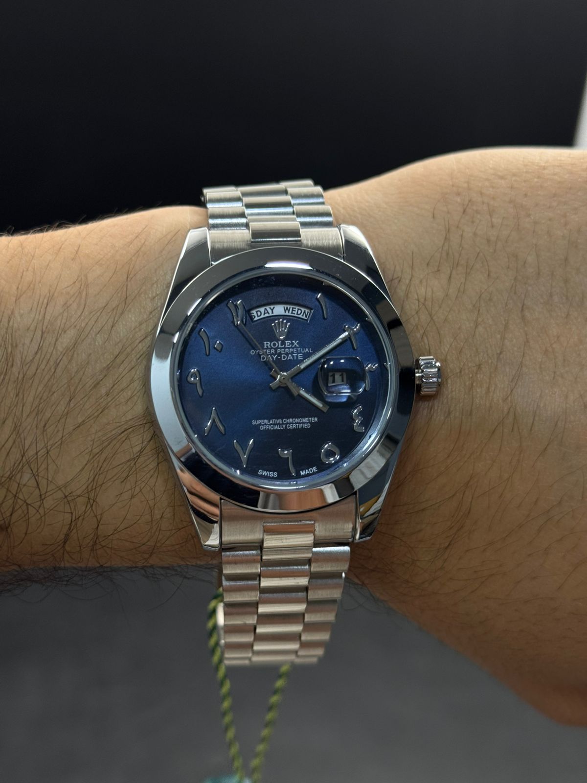 Rlx Arabe Liso Plateado Tablero Azul Oscuro