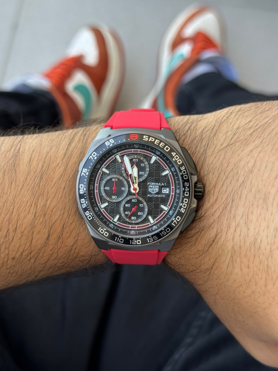 TAG Hr Formula 1 Goma Roja Cronógrafo Funcional Tablero Negro rojo