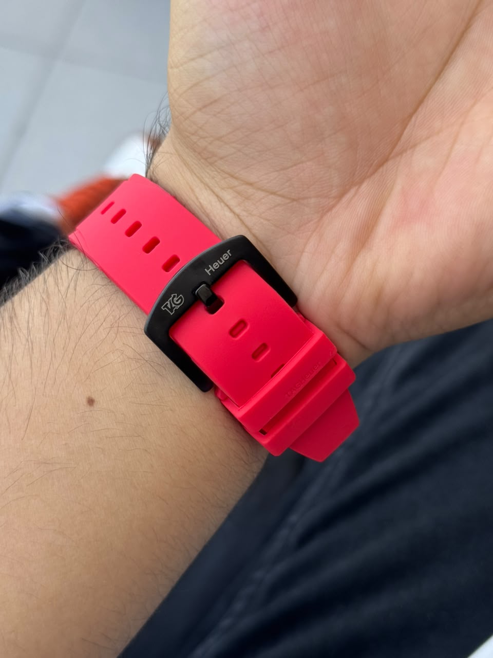 TAG Hr Formula 1 Goma Roja Cronógrafo Funcional Tablero Negro rojo
