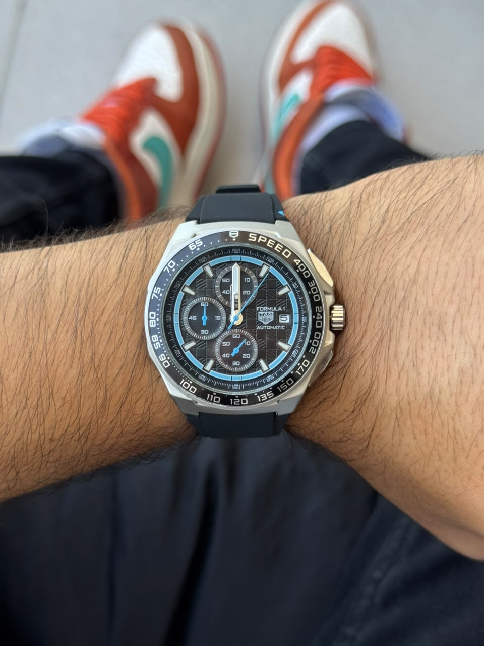 TAG Hr Formula 1 Goma Negra Cronógrafo Funcional Tablero Plateado Negro Azul