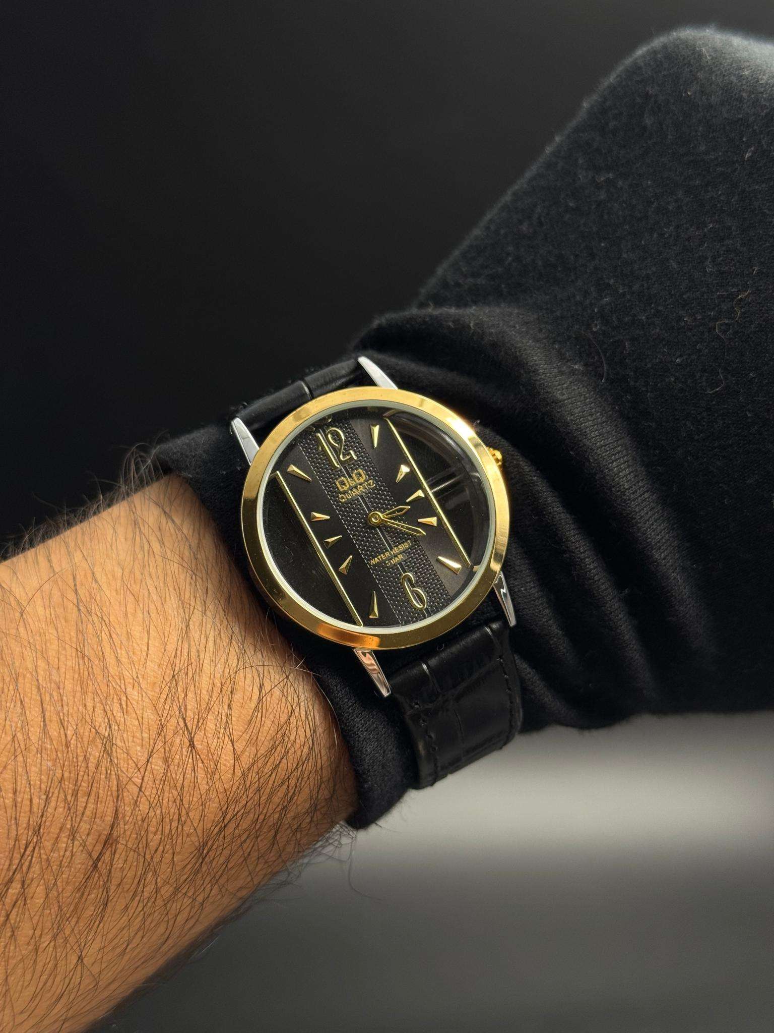 QYQ CUERO NEGRO TABLERO NEGRO DORADO