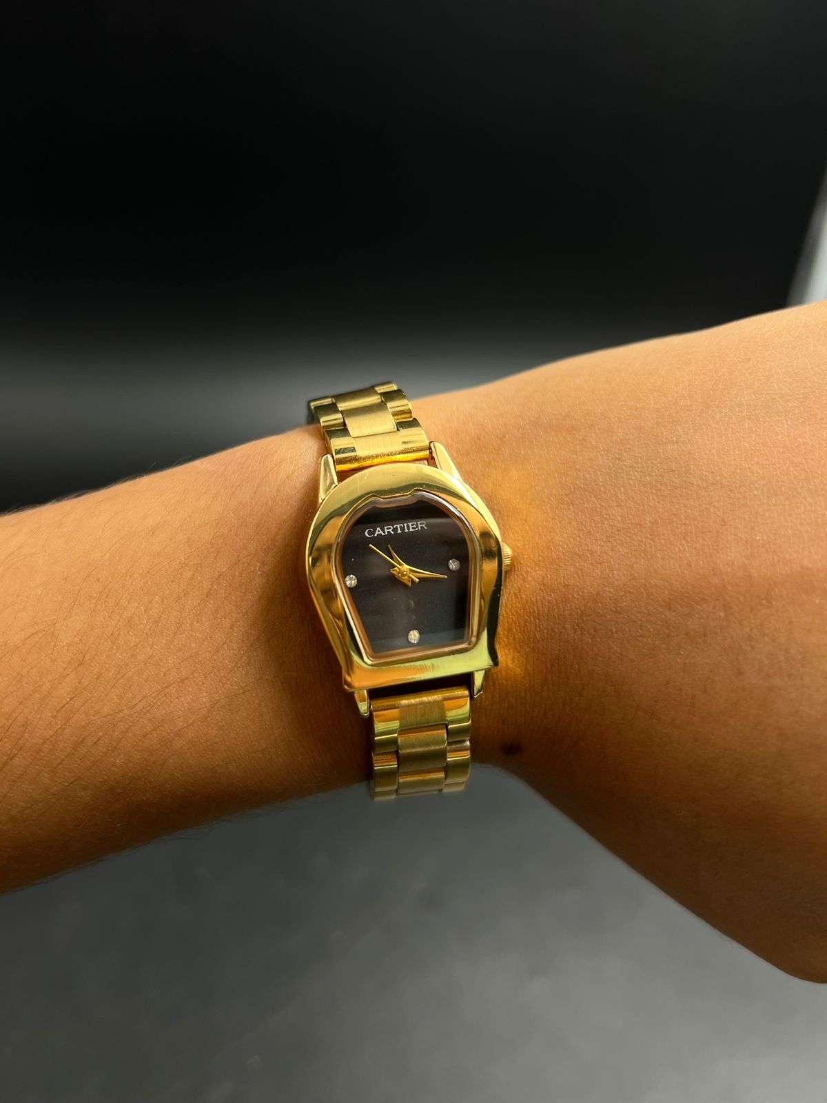 Crtr Mujer Dorado Tablero Negro