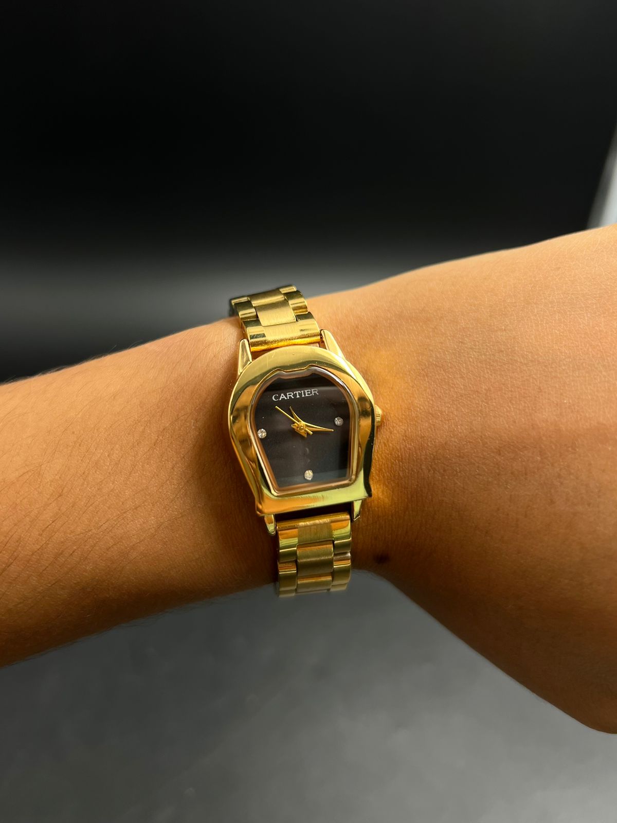 Crtr Mujer Dorado Tablero Negro