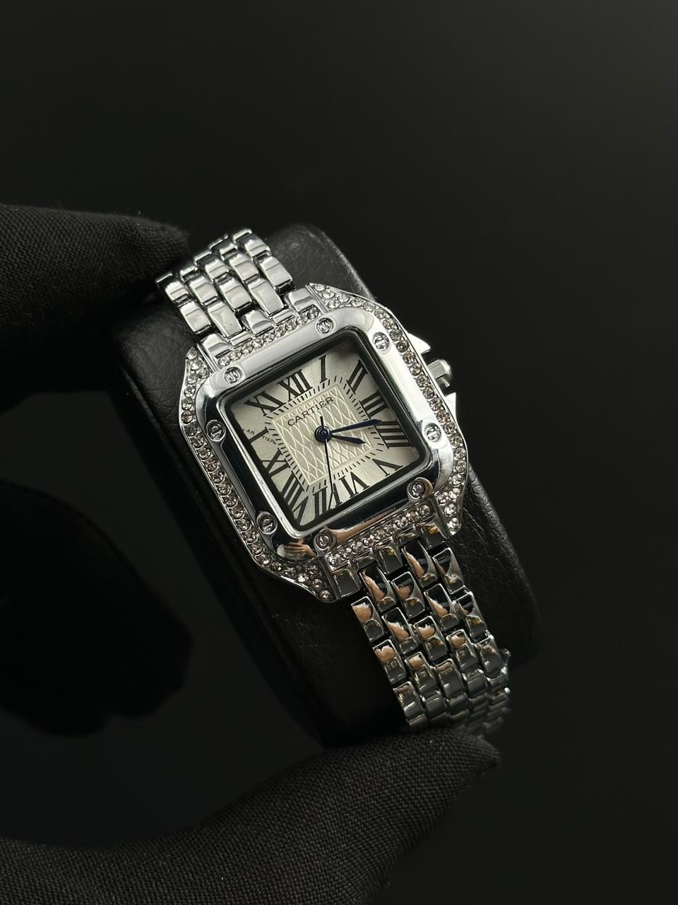 Crtr Mujer Trenzado Plateado Tablero Blanco