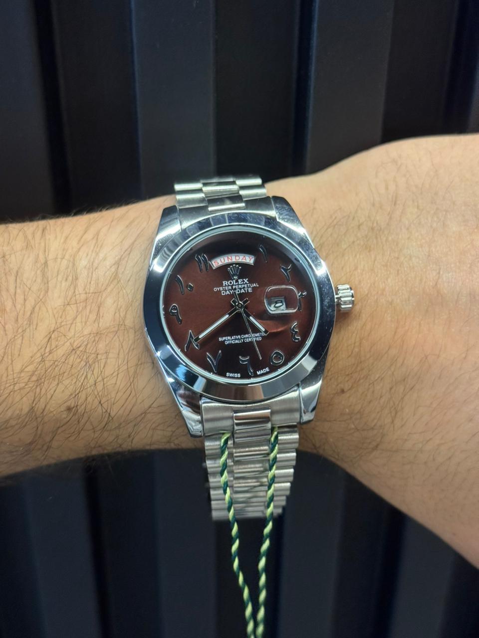 Rlx Arabe Liso Plateado Tablero Rojo