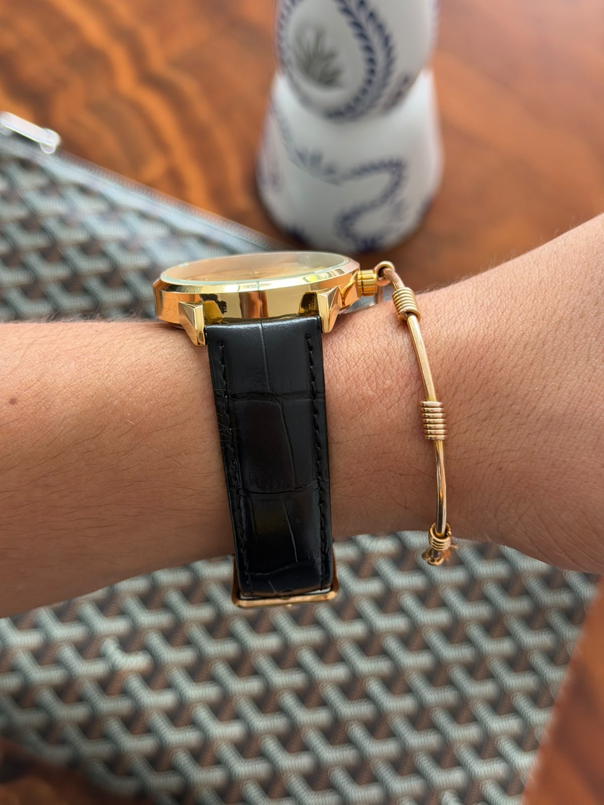 QYQ Cuero Negro Tablero Dorado