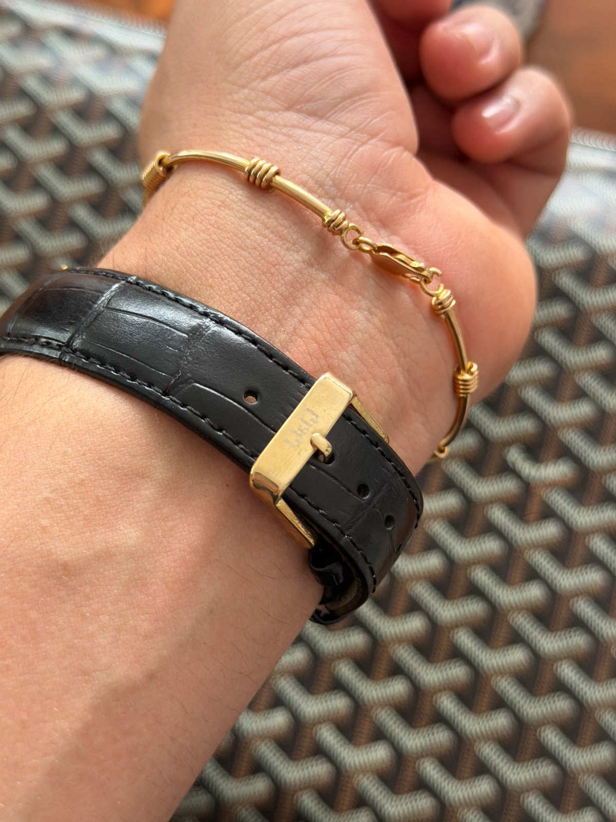 QYQ Cuero Negro Tablero Dorado