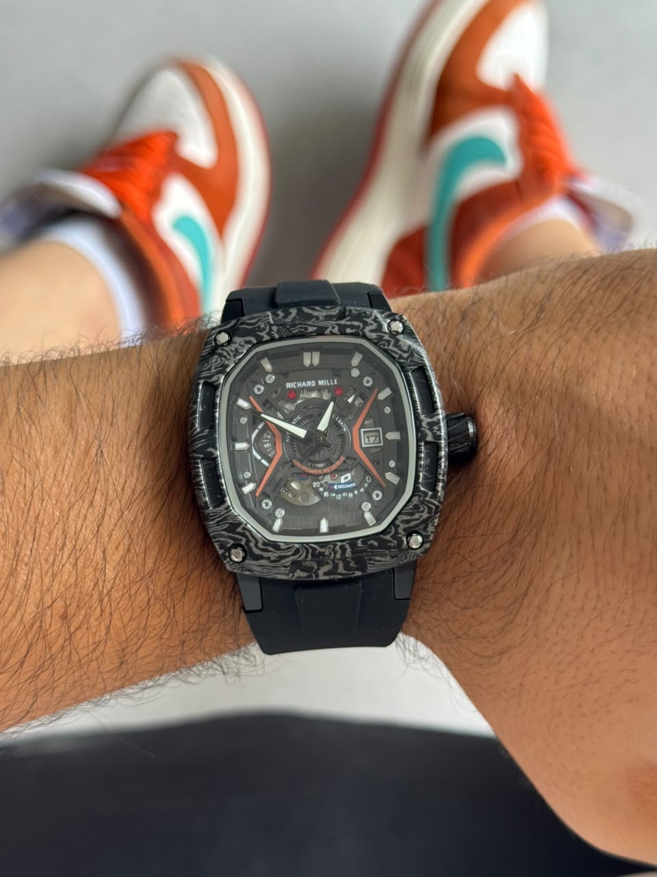 Rchrd Mll Cuadrado Goma Negra - Fondo Negro Naranja