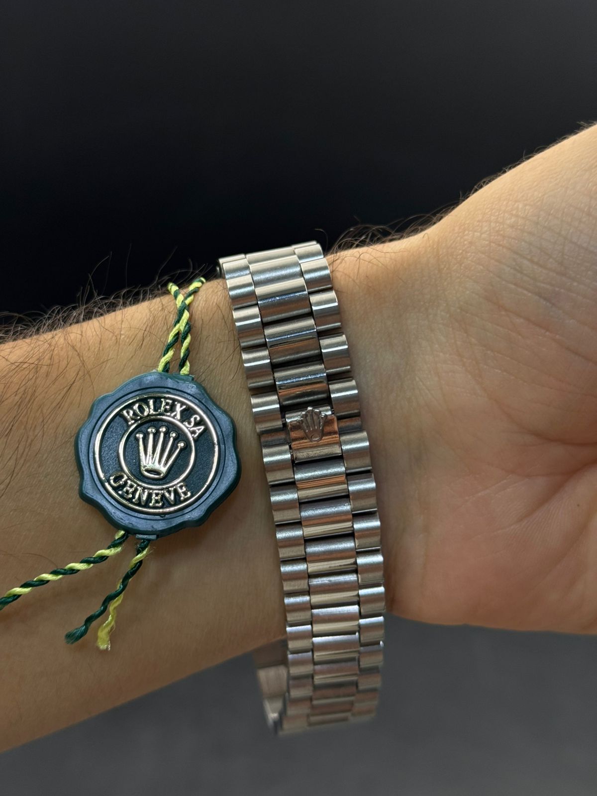 Rlx Arabe Liso Plateado Tablero Azul Claro